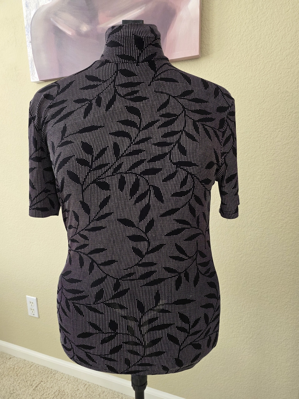 Susan Lawrence Black Leaf-Print Short Sleeve Turtleneck Top